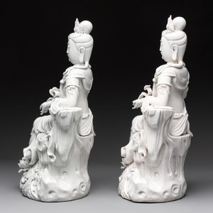 Two Chinese Dehua blanc de Chine sculptures of the seated Guanyin, He Chaozong 何朝宗 and Dehua 德化 marks, 20th C. — foto 4