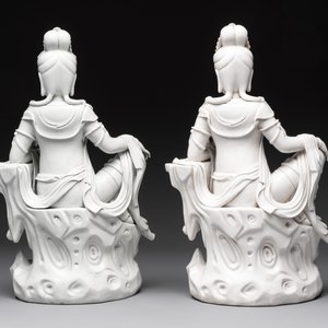 Two Chinese Dehua blanc de Chine sculptures of the seated Guanyin, He Chaozong 何朝宗 and Dehua 德化 marks, 20th C. — foto 5