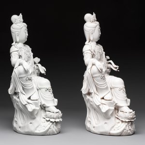 Two Chinese Dehua blanc de Chine sculptures of the seated Guanyin, He ChaozoTwo Chinese Dehua blanc de Chine sculptures of the seated Guanyin, 20th C. — 照片 6