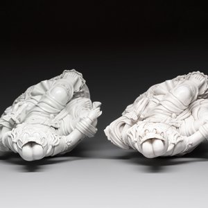 Two Chinese Dehua blanc de Chine sculptures of the seated Guanyin, He ChaozoTwo Chinese Dehua blanc de Chine sculptures of the seated Guanyin, 20th C. — 照片 7