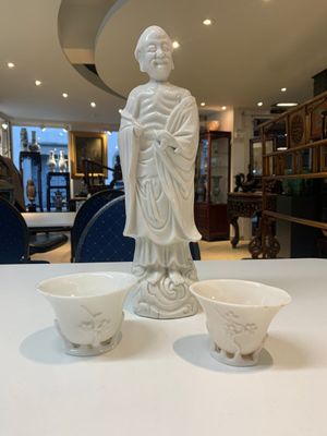 Two Chinese Dehua blanc de Chine wine cups and a figure of Liuhai, 18/19th C. — foto 1