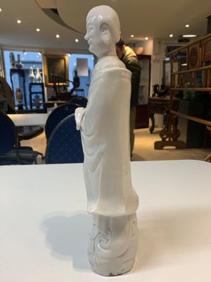 Two Chinese Dehua blanc de Chine wine cups and a figure of Liuhai, 18/19th C. — foto 11