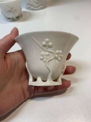Two Chinese Dehua blanc de Chine wine cups and a figure of Liuhai, 18/19th C. — foto 2