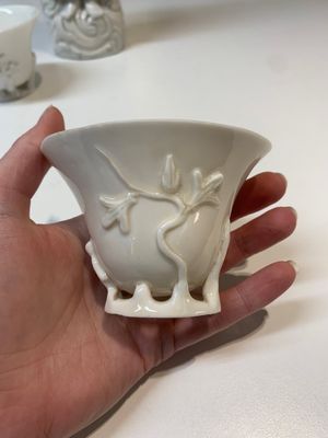 Two Chinese Dehua blanc de Chine wine cups and a figure of Liuhai, 18/19th C. — foto 3
