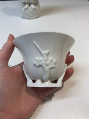 Two Chinese Dehua blanc de Chine wine cups and a figure of Liuhai, 18/19th C. — foto 6