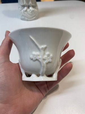 Two Chinese Dehua blanc de Chine wine cups and a figure of Liuhai, 18/19th C. — foto 7