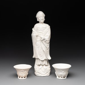 Two Chinese Dehua blanc de Chine wine cups and a figure of Liuhai, 18/19th C. — foto 1