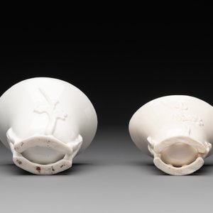 Two Chinese Dehua blanc de Chine wine cups and a figure of Liuhai, 18/19th C. — foto 11