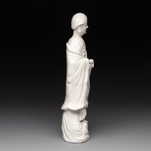 Two Chinese Dehua blanc de Chine wine cups and a figure of Liuhai, 18/19th C. — foto 5