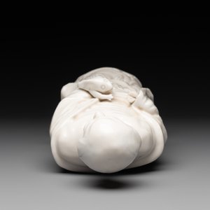 Two Chinese Dehua blanc de Chine wine cups and a figure of Liuhai, 18/19th C. — foto 6