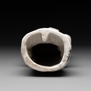 Two Chinese Dehua blanc de Chine wine cups and a figure of Liuhai, 18/19th C. — foto 7
