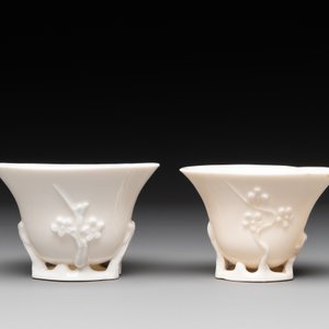Two Chinese Dehua blanc de Chine wine cups and a figure of Liuhai, 18/19th C. — foto 8