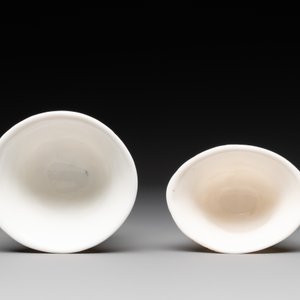 Two Chinese Dehua blanc de Chine wine cups and a figure of Liuhai, 18/19th C. — foto 10