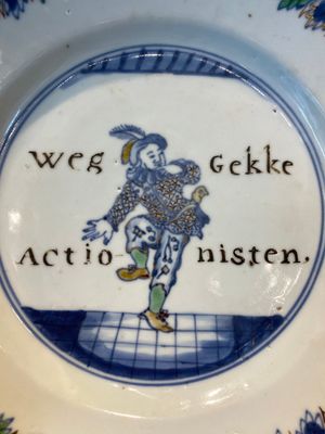 Two Chinese doucai 'South Sea Bubble' plates, Kangxi — photo 3