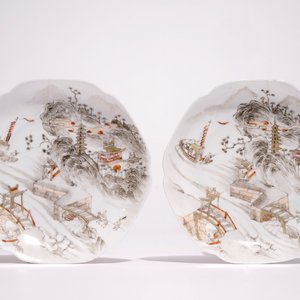 Two Chinese eggshell grisaille and iron red saucers and a cup with a mountainous landscape, Yongzheng — 照片 2