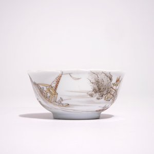 Two Chinese eggshell grisaille and iron red saucers and a cup with a mountainous landscape, Yongzheng — 照片 5