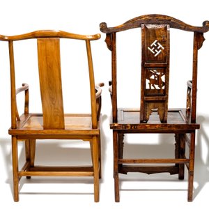 Two Chinese elm yoke-back chairs, 19/20th C. — photo 4