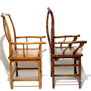 Two Chinese elm yoke-back chairs, 19/20th C. — photo 5