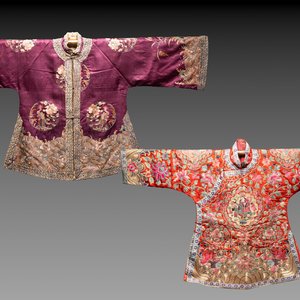 Two Chinese embroidered silk children's robes, 19th C. — photo 1