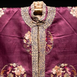 Two Chinese embroidered silk children's robes, 19th C. — photo 3