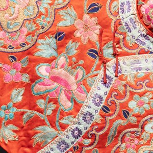 Two Chinese embroidered silk children's robes, 19th C. — photo 8