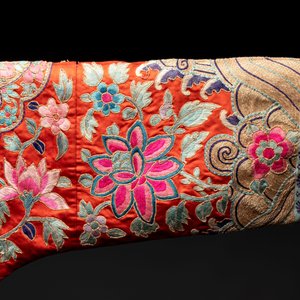 Two Chinese embroidered silk children's robes, 19th C. — photo 11