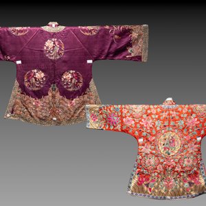 Two Chinese embroidered silk children's robes, 19th C. — photo 2