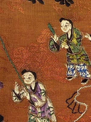 Two Chinese embroidered silk cloths with 'hundred boys' and 'birds and flowers' design, 19th C. — 照片 3