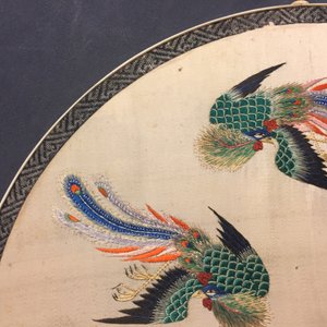 Two Chinese embroidered silk pien mien fans with ivory handle, 18/19th C. — 照片 13