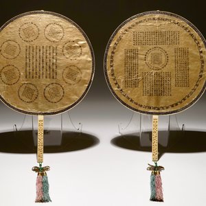 Two Chinese embroidered silk pien mien fans with ivory handle, 18/19th C. — 照片 2