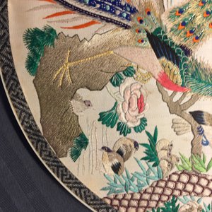 Two Chinese embroidered silk pien mien fans with ivory handle, 18/19th C. — 照片 36