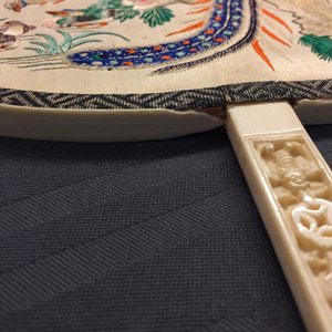 Two Chinese embroidered silk pien mien fans with ivory handle, 18/19th C. — 照片 43