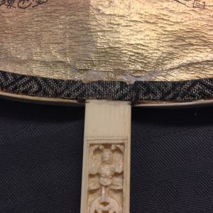 Two Chinese embroidered silk pien mien fans with ivory handle, 18/19th C. — 照片 54