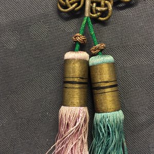 Two Chinese embroidered silk pien mien fans with ivory handle, 18/19th C. — 照片 55
