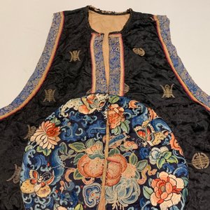 Two Chinese embroidered silk woman’s clothes, 19th C. — 照片 13