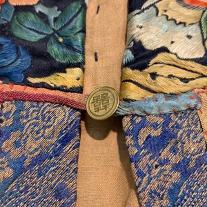 Two Chinese embroidered silk woman’s clothes, 19th C. — 照片 15