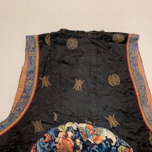 Two Chinese embroidered silk woman’s clothes, 19th C. — 照片 17