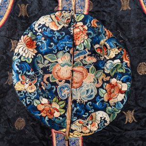 Two Chinese embroidered silk woman’s clothes, 19th C. — 照片 4