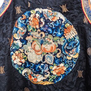 Two Chinese embroidered silk woman’s clothes, 19th C. — 照片 5