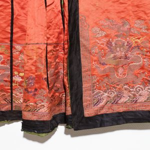 Two Chinese embroidered silk woman’s clothes, 19th C. — 照片 10