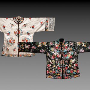 Two Chinese embroidered silk women's robes, 19/20th C. — photo 1