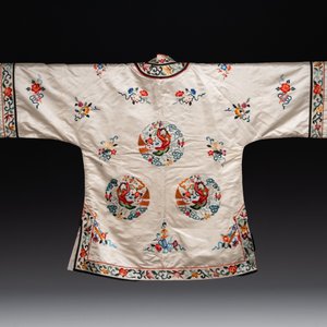 Two Chinese embroidered silk women's robes, 19/20th C. — photo 3