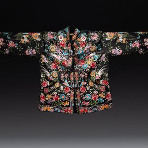 Two Chinese embroidered silk women's robes, 19/20th C. — photo 4