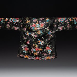 Two Chinese embroidered silk women's robes, 19/20th C. — photo 5