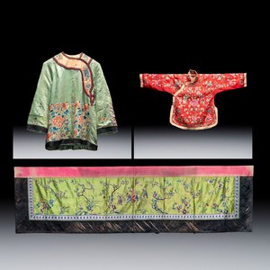 Two Chinese embroidered silk women’s robes and an embroidered silk panel, 19th C. — photo 1