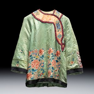 Two Chinese embroidered silk women’s robes and an embroidered silk panel, 19th C. — photo 2