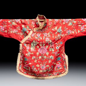 Two Chinese embroidered silk women’s robes and an embroidered silk panel, 19th C. — photo 4