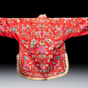 Two Chinese embroidered silk women’s robes and an embroidered silk panel, 19th C. — photo 5