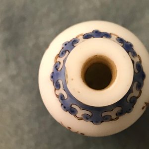 Two Chinese enamelled glass snuff bottles, Guyue Xuan marks, probably Palace workshops, Beijing, Qianlong — 照片 12