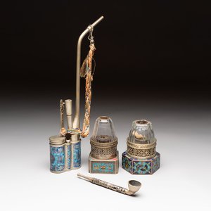 Two Chinese enamelled paktong opium pipes, an opium lamp and a cloisonné opium lamp, 19/20th C. — photo 1